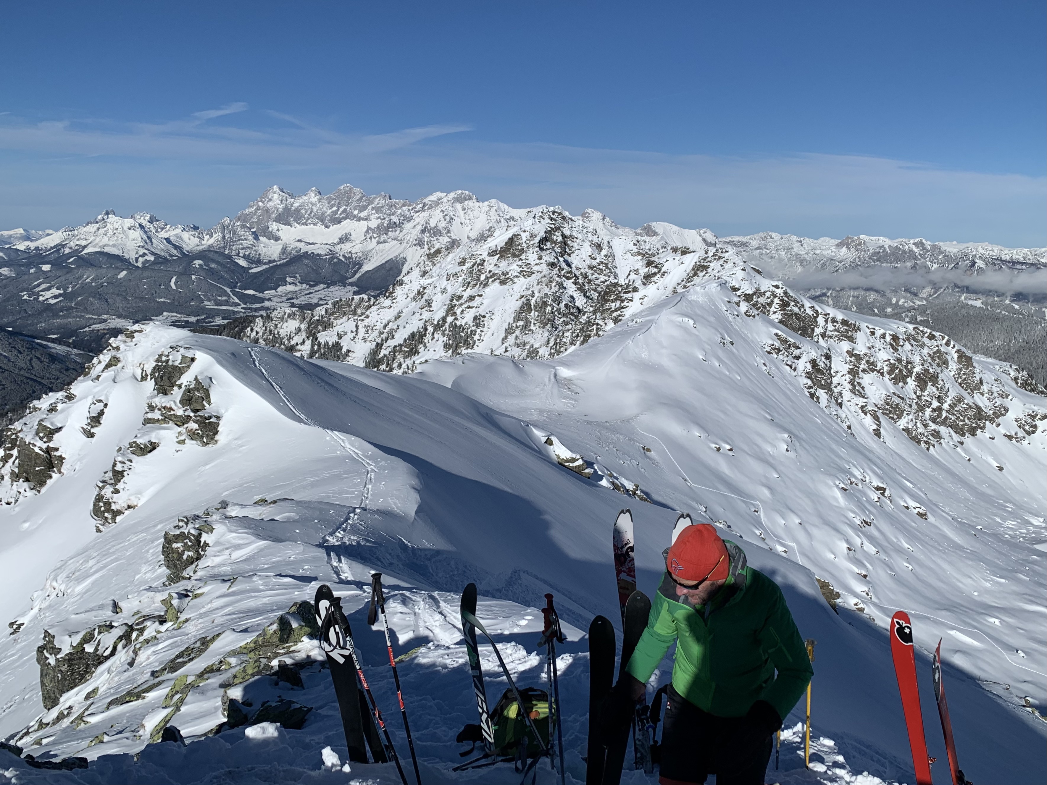 Gipfelfoto mit Dachstein im Hintergrund