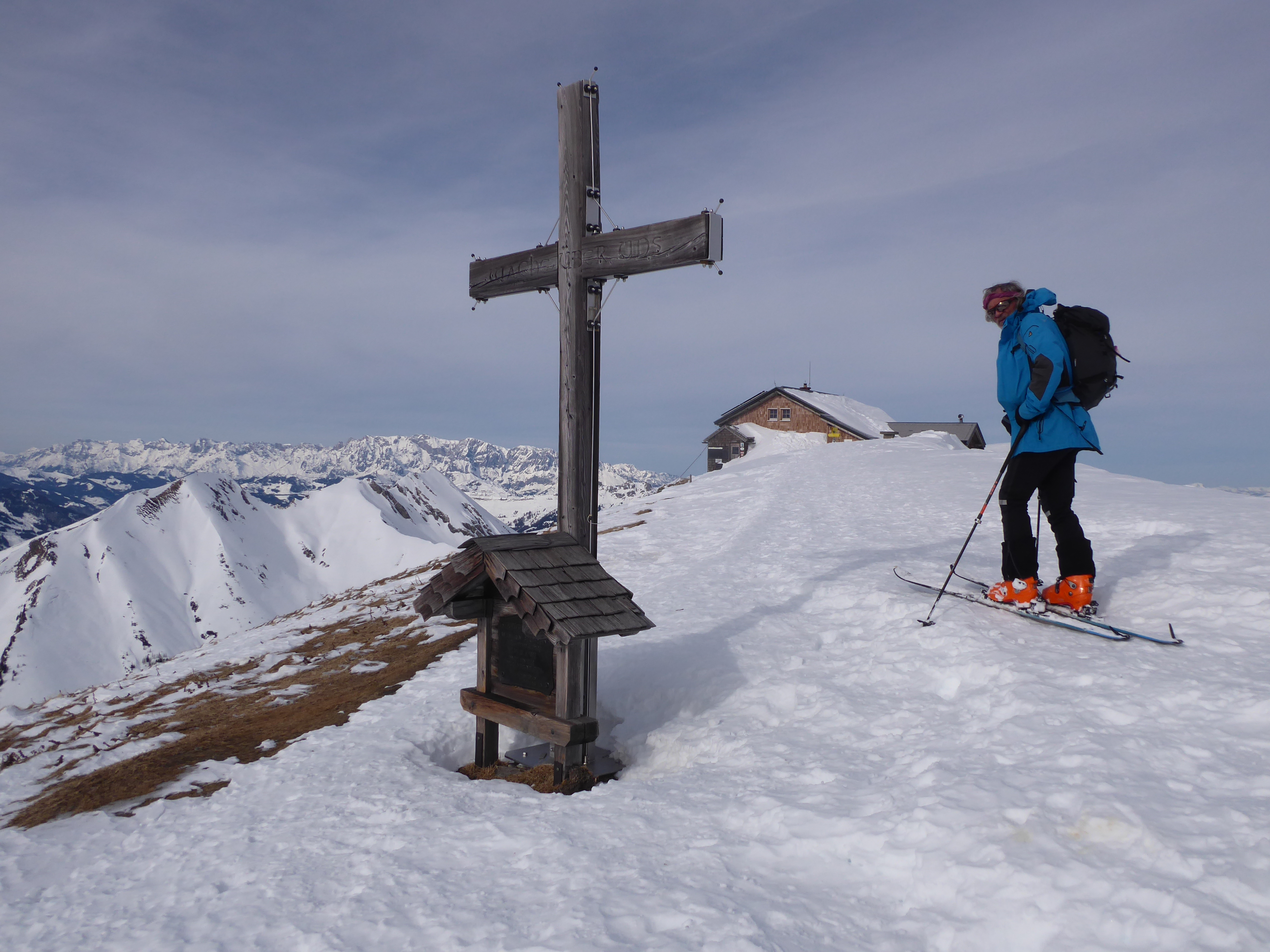 Gipfel mit Kreuz und Hütte