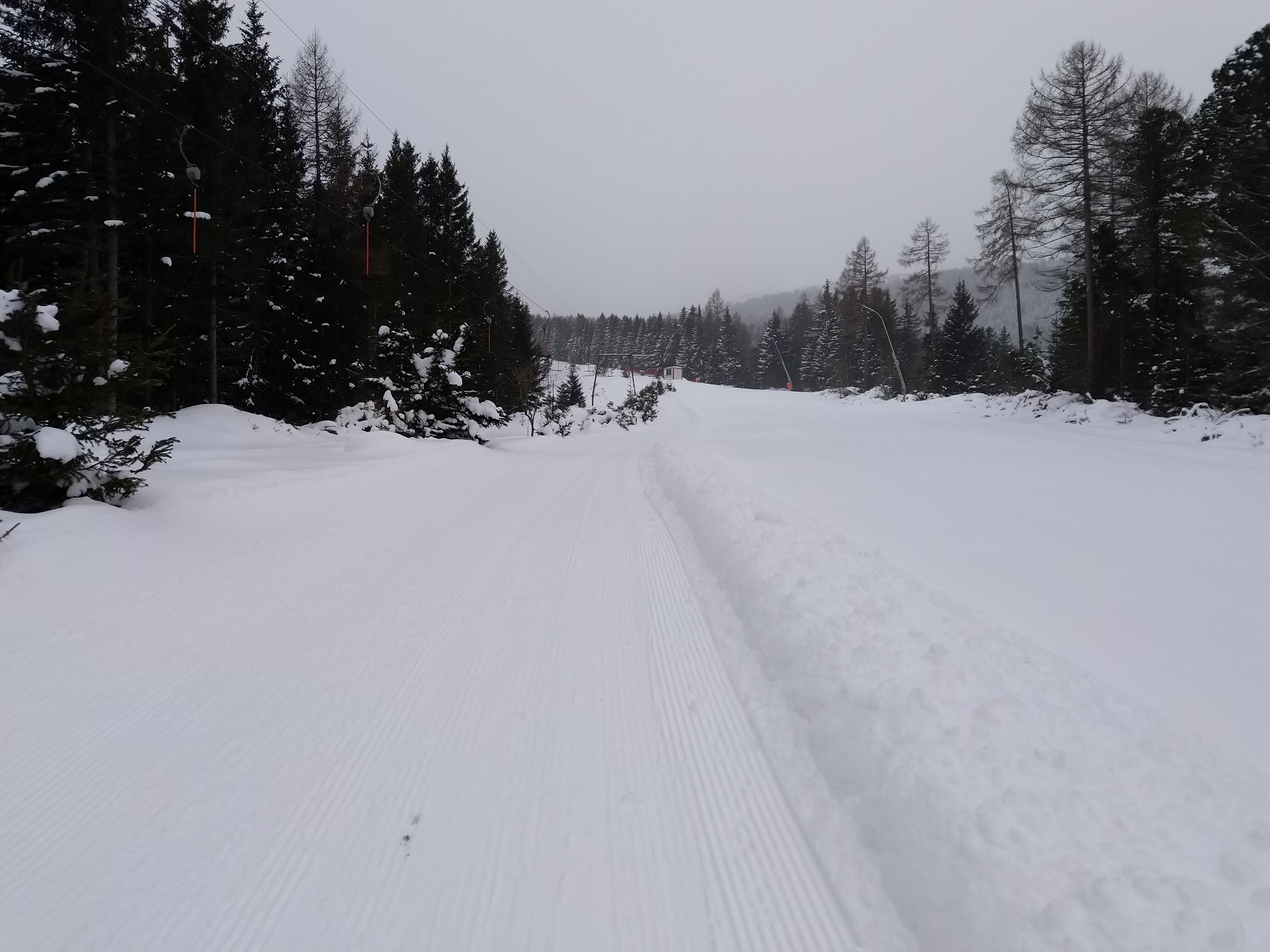 Skiroute entlang der Piste