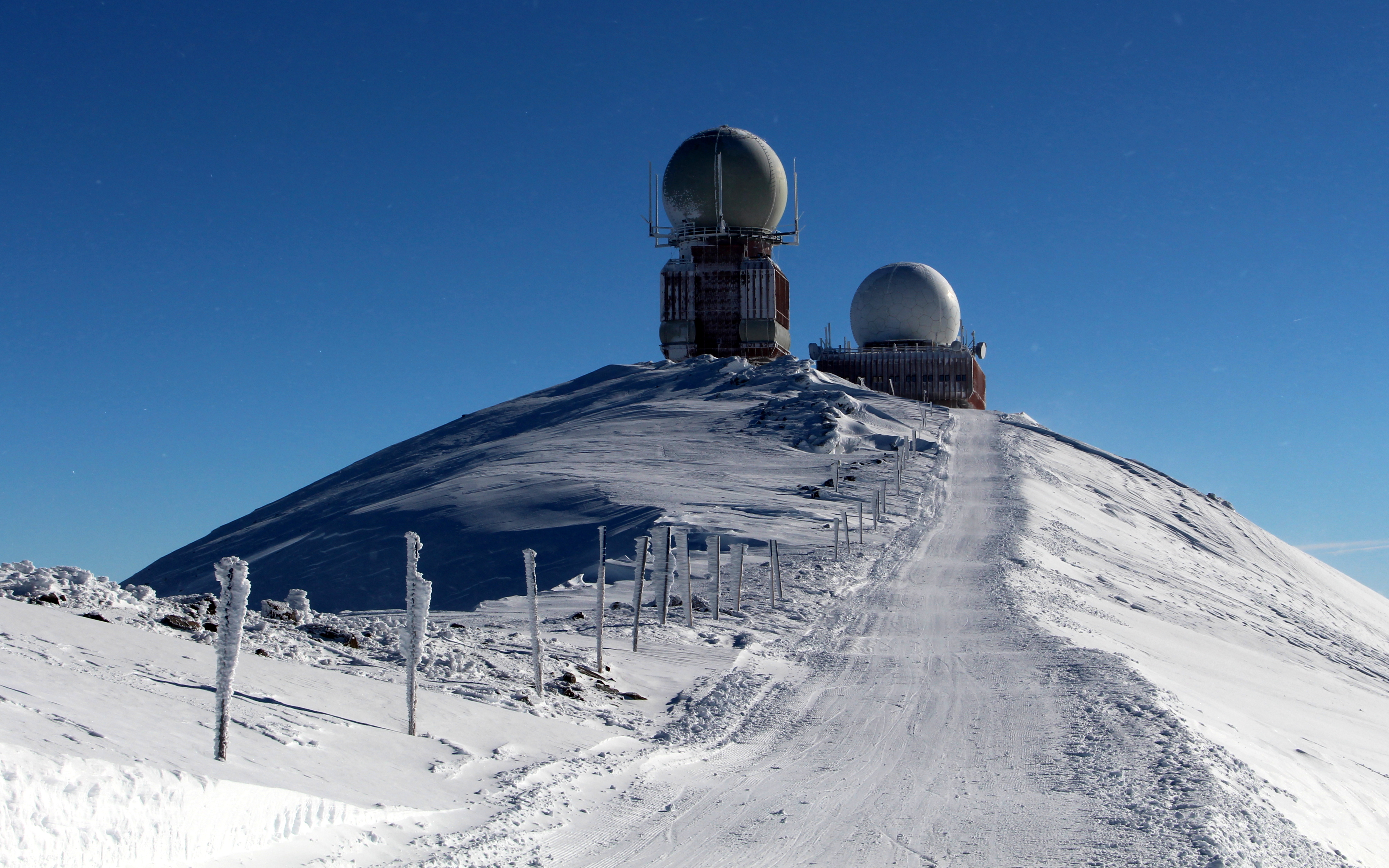 Blick zum restlichen Weg in Richtung Großer Speikkogel und den beiden Radarstationen am Gipfel.