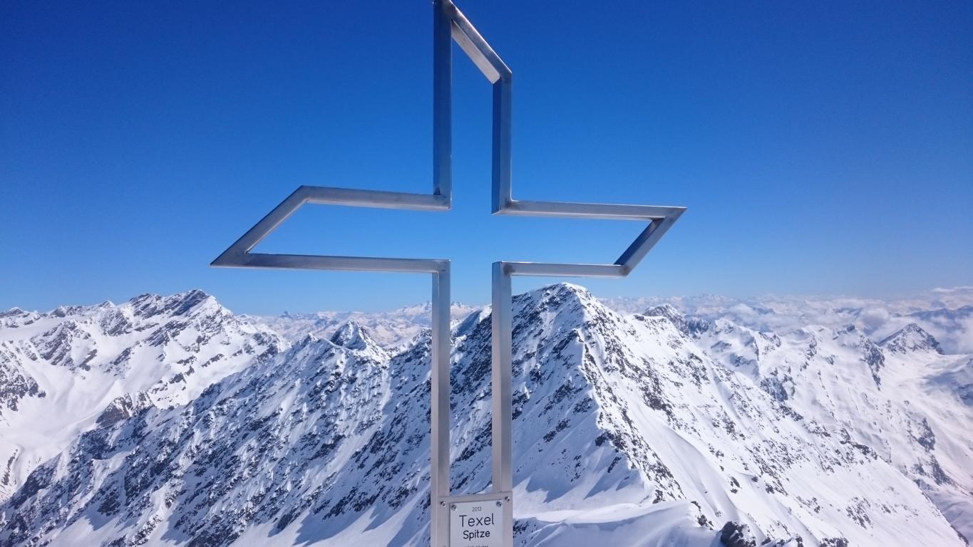 Gipfelkreuz mit Blick auf Roteck